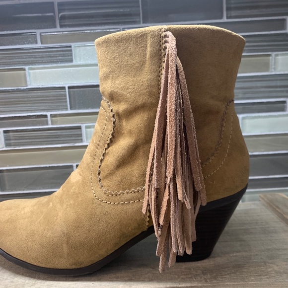 Maurice Fashions Beige Faux Suede Fringe Ankle Bootie Boots Woman's Shoe Size 6 - Picture 9 of 12